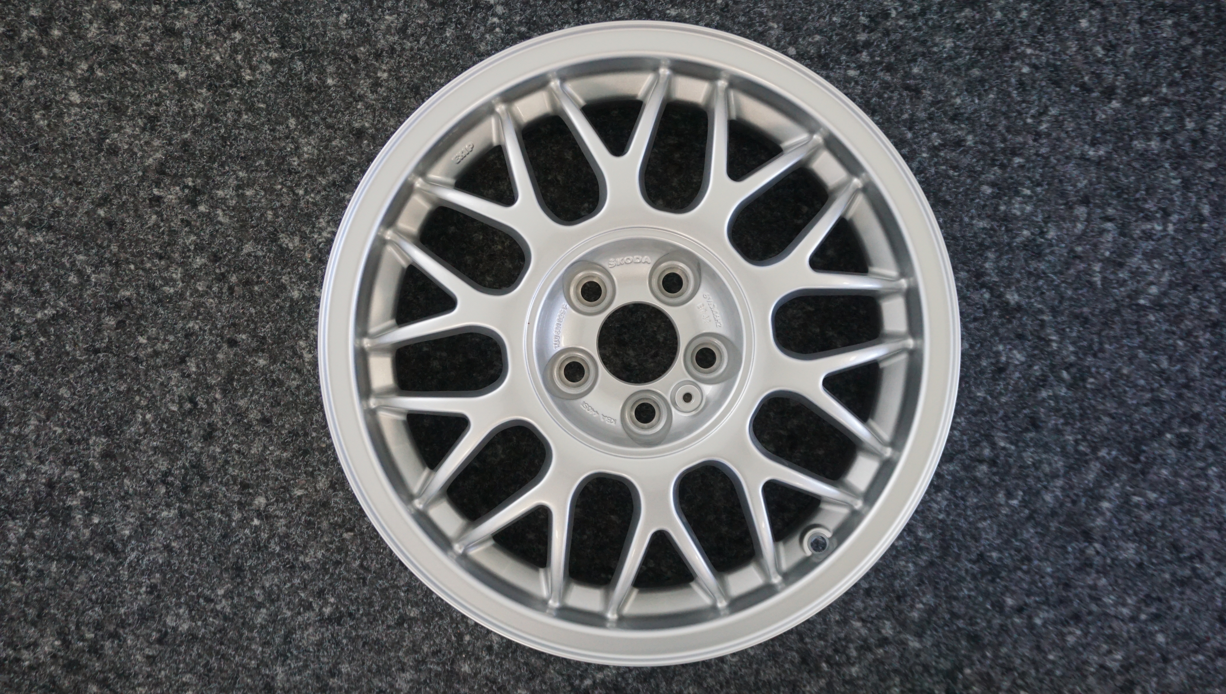 1U0 601 025 F Original Skoda Octavia Alufelge