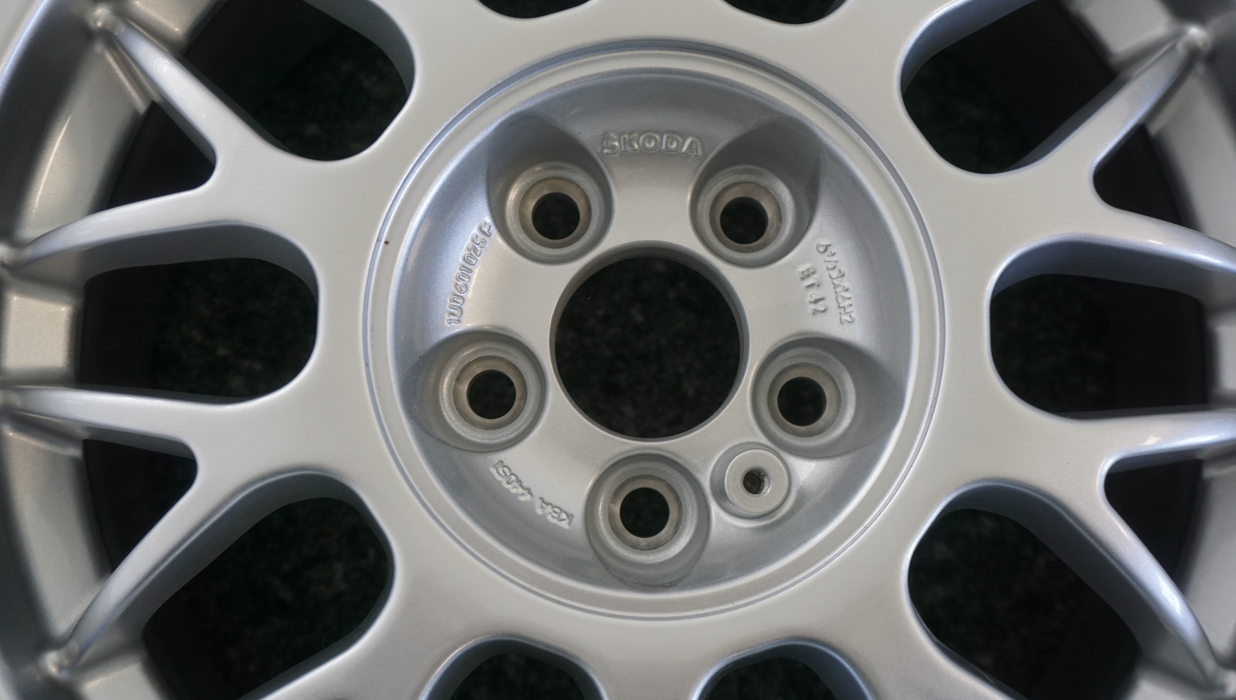 1U0 601 025 F Original Skoda Octavia Alufelge